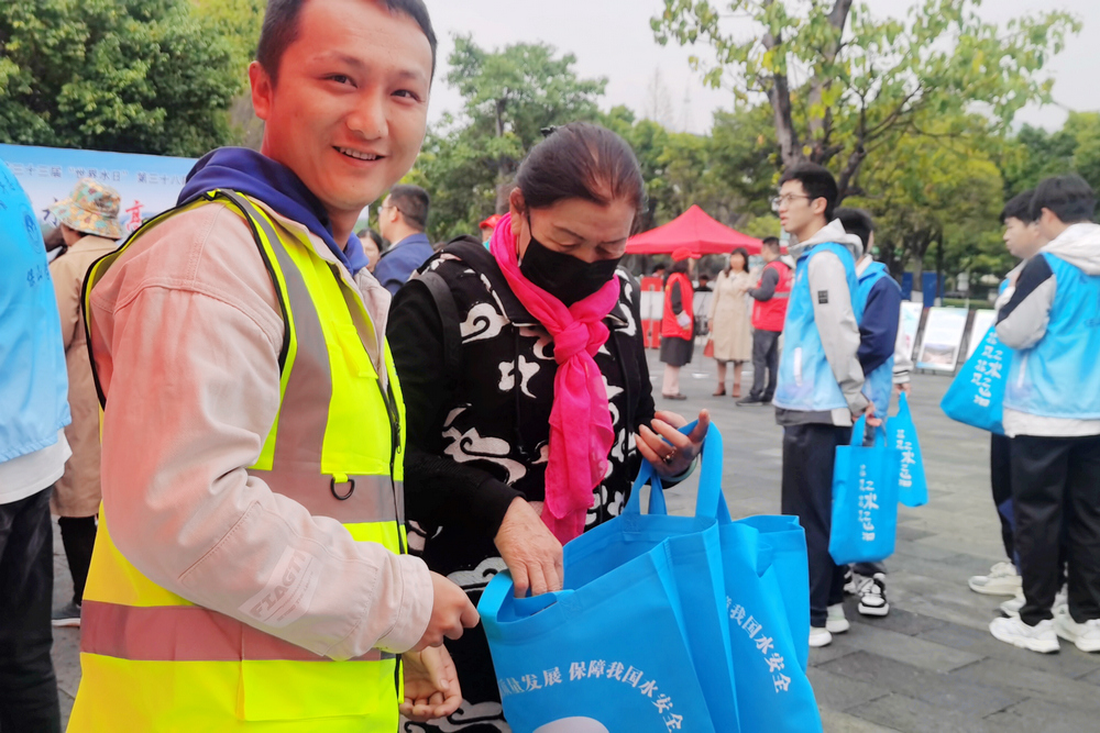 1743389517840754.jpg 給群眾宣傳節(jié)水.jpg